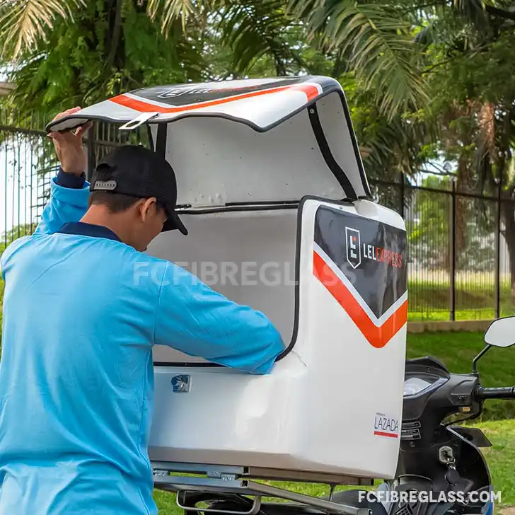 Box motor fiberglass dengan bukaan atas praktis untuk kebutuhan delivery barang dan makanan