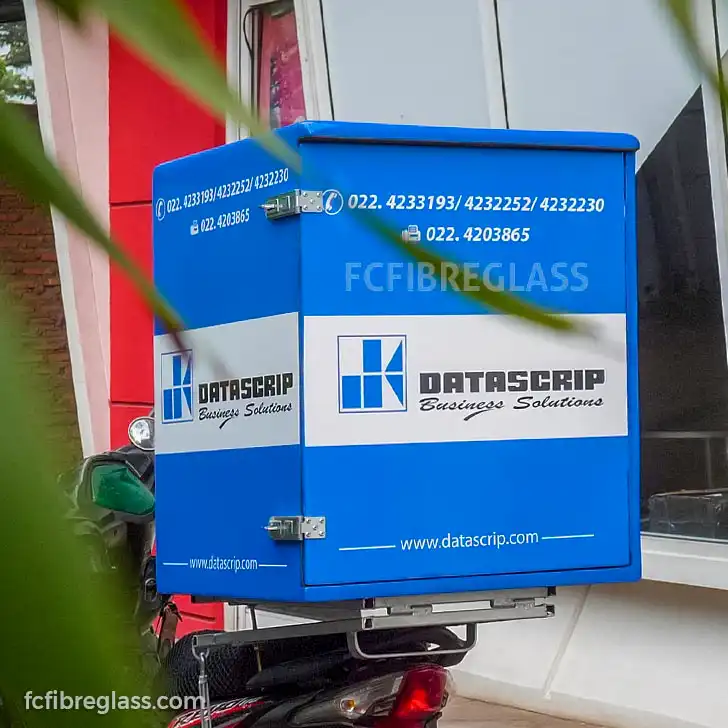 Box motor fiberglass custom warna biru dengan logo perusahaan, dilengkapi kunci pengaman