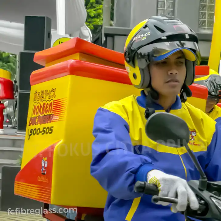 Box motor fiberglass untuk delivery makanan dengan desain brand kuning merah, kuat dan tahan cuaca