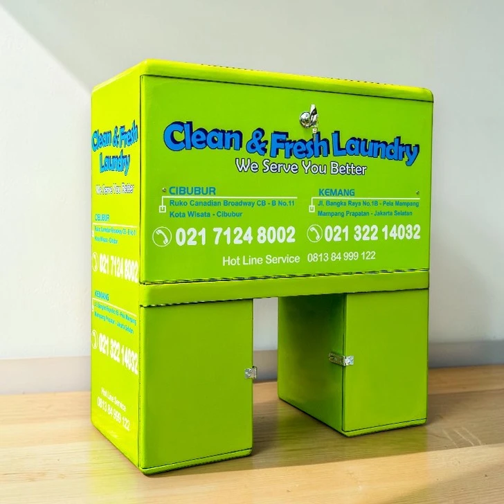 Box motor fiberglass custom untuk usaha laundry dengan desain informatif dan warna hijau cerah