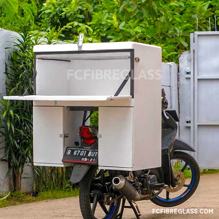 Box motor fiberglass multifungsi warna putih dengan kompartemen bawah untuk penyimpanan tambahan