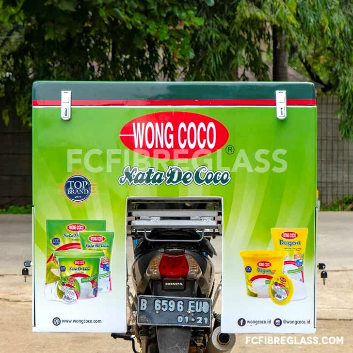 Box motor fiberglass untuk promosi brand minuman dengan desain full stiker warna hijau
