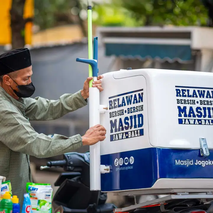 Box motor untuk membawa peralatan bersih bersih masjid