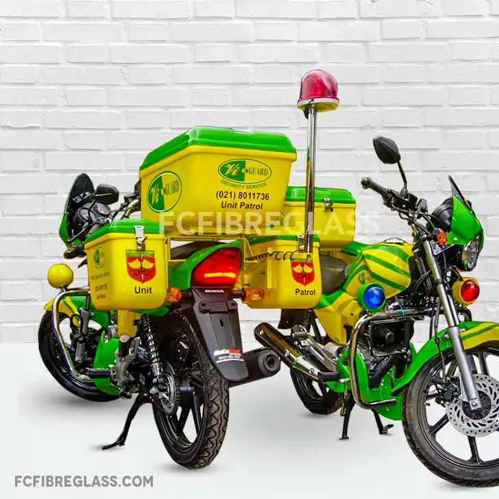 Box motor fiberglass pada motor patroli dengan tambahan lampu untuk operasional keamanan