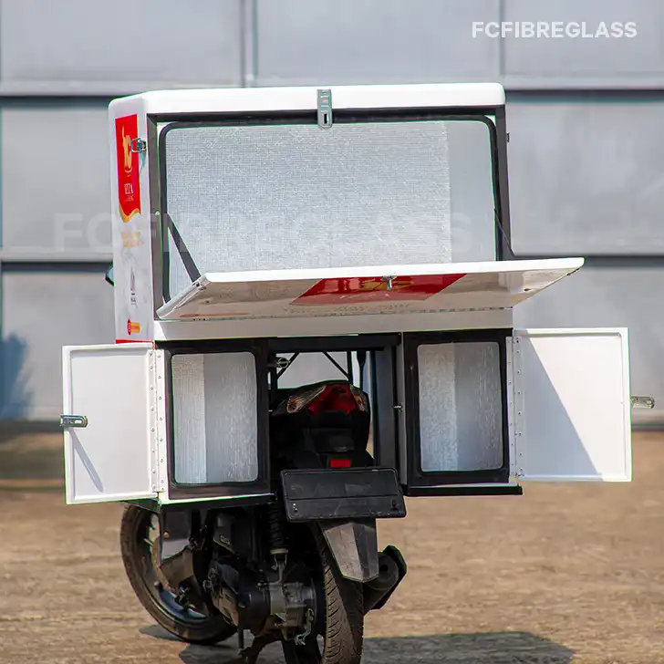 Tampilan interior box motor catering dengan akses 3 pintu untuk memudahkan bongkar muat paket makanan.