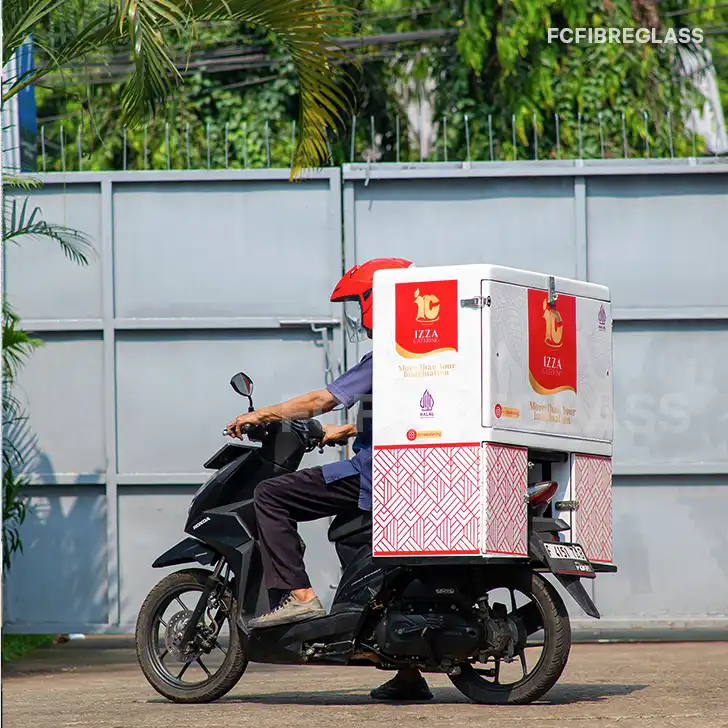 Motor box catering yang mampu menjangkau jalur sempit dan area yang sulit diakses oleh mobil box.