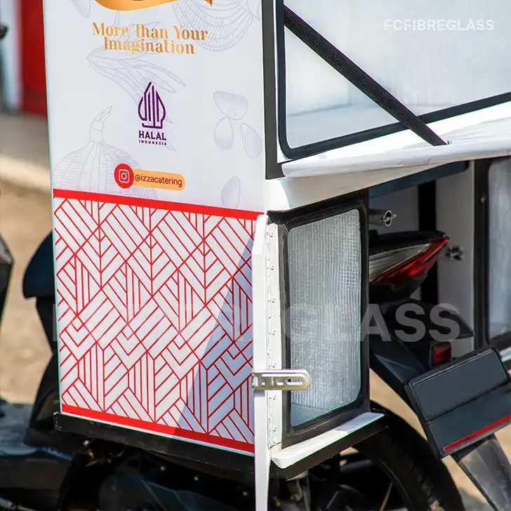 Box delivery makanan catering dengan stiker branding logo bisnis dan sertifikasi halal pada bodi fiberglass.