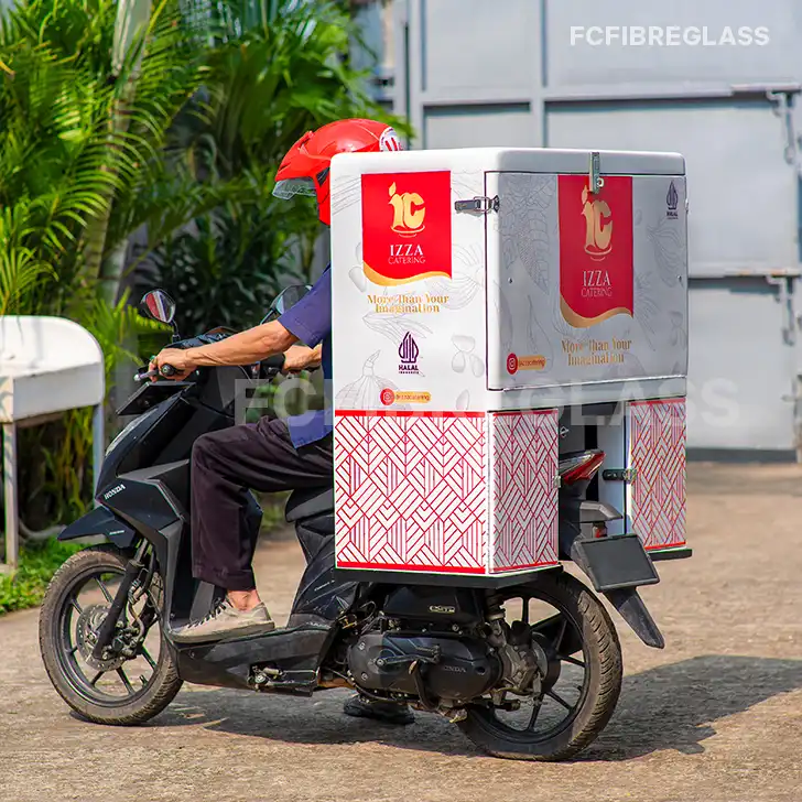 Penggunaan sepeda motor dengan box katering fiberglass untuk pengiriman makanan yang lincah dan efisien.